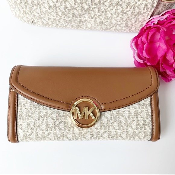 Michael Kors Jet Set Tote and Wallet Set - Picture 2 of 12